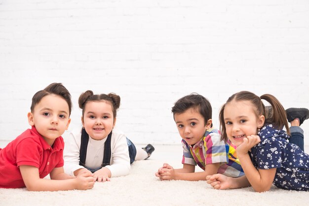 Niños sonrientes tumbados