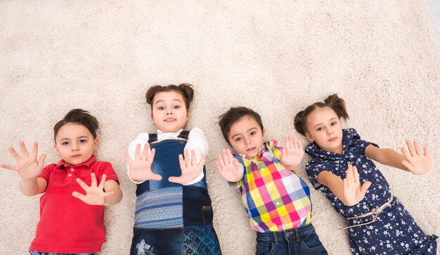 Niños sonrientes tumbados