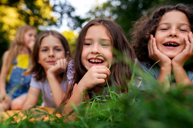 Niños sonrientes de vista frontal al aire libre