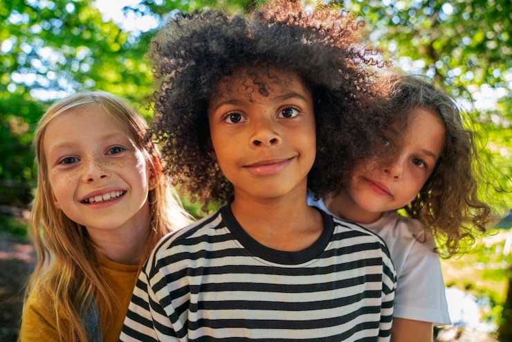 Foto gratuito niños sonrientes de vista frontal al aire libre