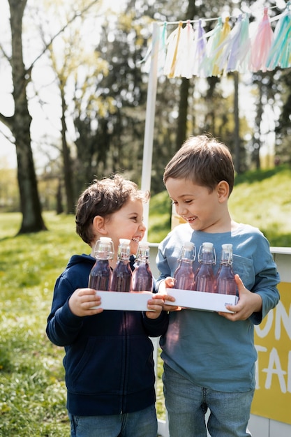 Niños sonrientes de vista frontal con limonada