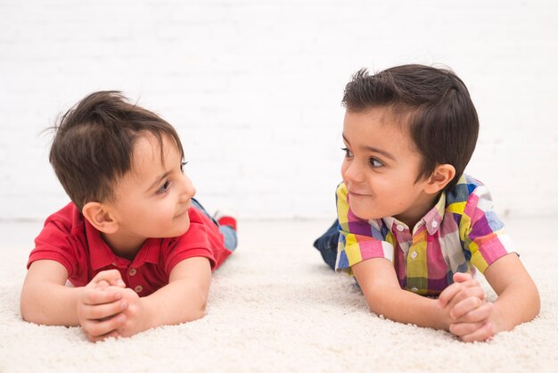 Foto gratuita niños sonrientes