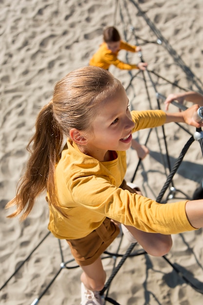 Foto gratuita niños subiendo cuerda tiro completo