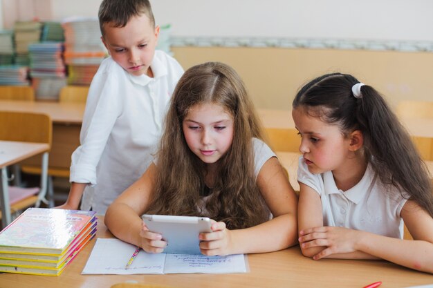 Niños con tableta en el escritorio