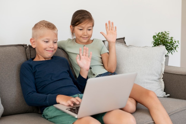 Niños teniendo una videollamada familiar.