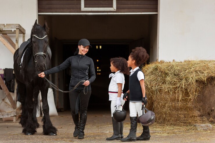 Foto gratuito niños de tiro completo aprendiendo a montar a caballo.