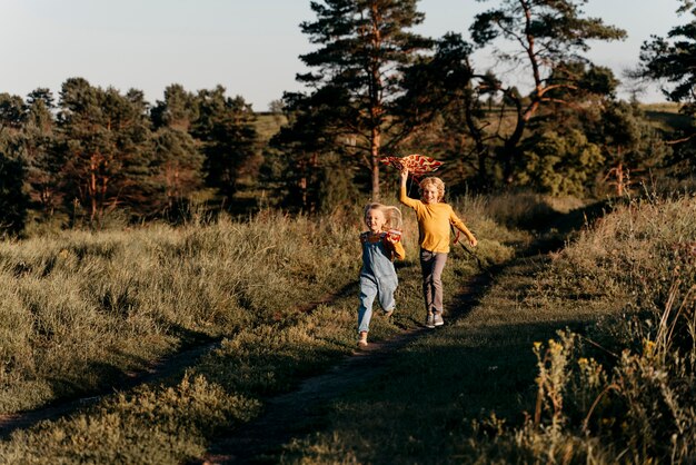 Niños de tiro completo caminando juntos