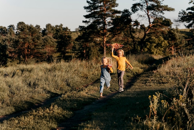 Niños de tiro completo caminando juntos