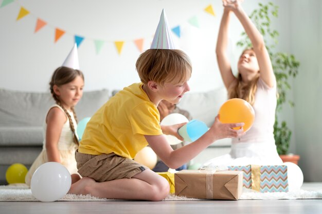 Niños de tiro completo celebrando cumpleaños juntos