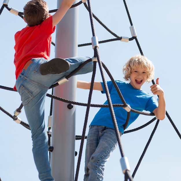 Foto gratuita niños de tiro completo cuerda de escalada