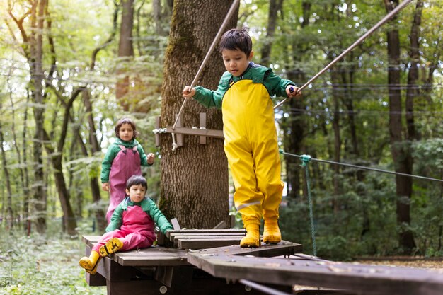 Niños de tiro completo divirtiéndose en la naturaleza.