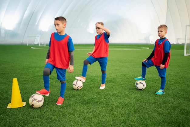 Foto gratuita niños de tiro completo entrenando en el campo