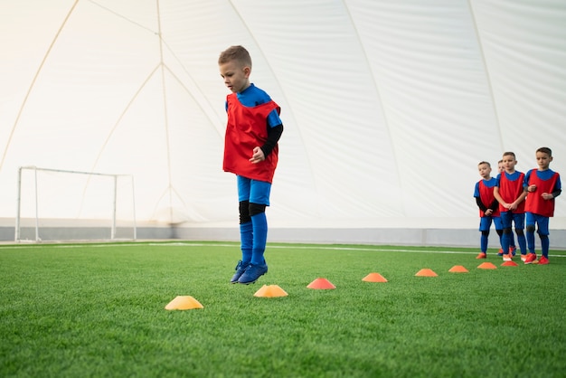 Foto gratuita niños de tiro completo entrenando juntos