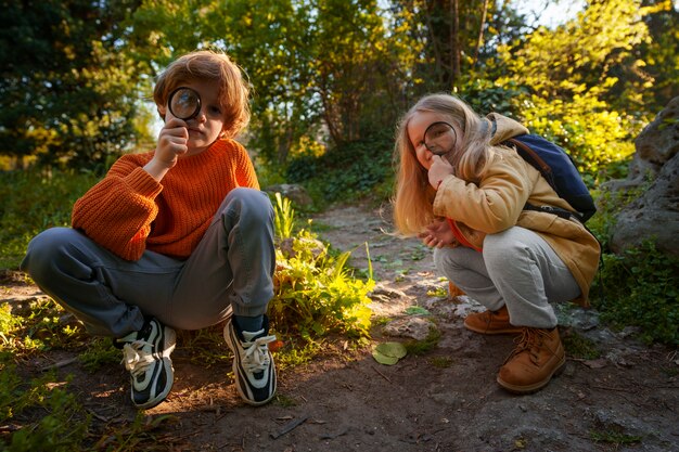 Niños de tiro completo explorando la naturaleza juntos