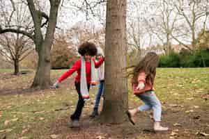 Foto gratuita niños de tiro completo jugando al aire libre