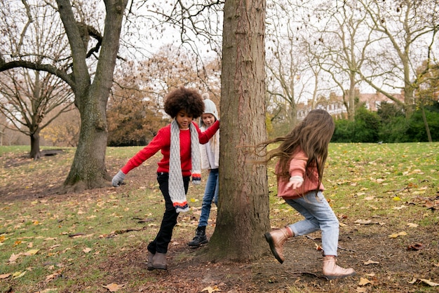 Niños de tiro completo jugando al aire libre