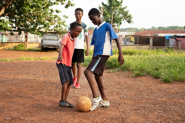 Niños de tiro completo jugando al aire libre