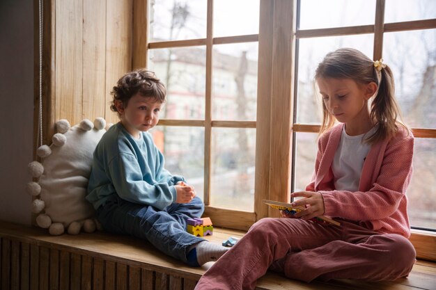 Niños de tiro completo jugando juegos de memoria