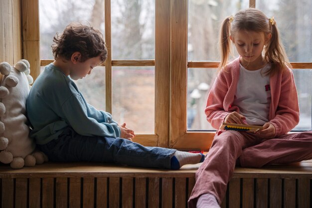 Niños de tiro completo jugando juegos de memoria