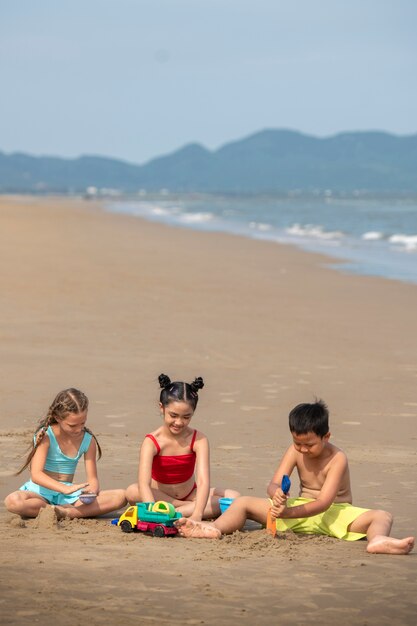 Niños de tiro completo jugando con juguetes