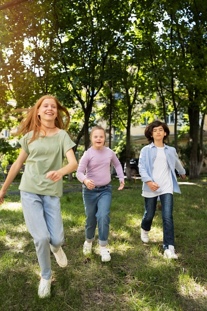 Niños de tiro completo jugando juntos al aire libre