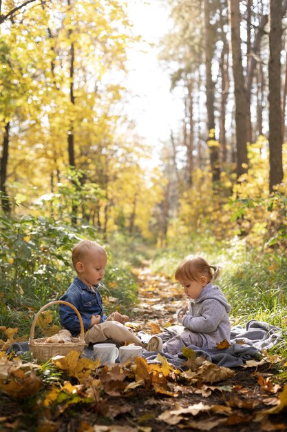 Niños de tiro completo jugando en la naturaleza.