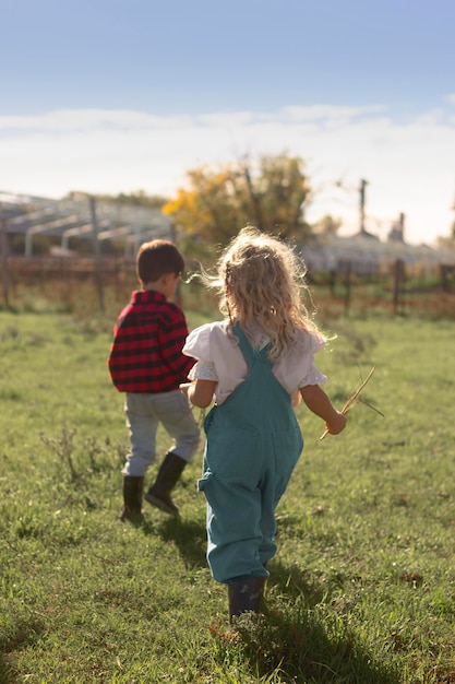 Niños de tiro completo en la naturaleza.