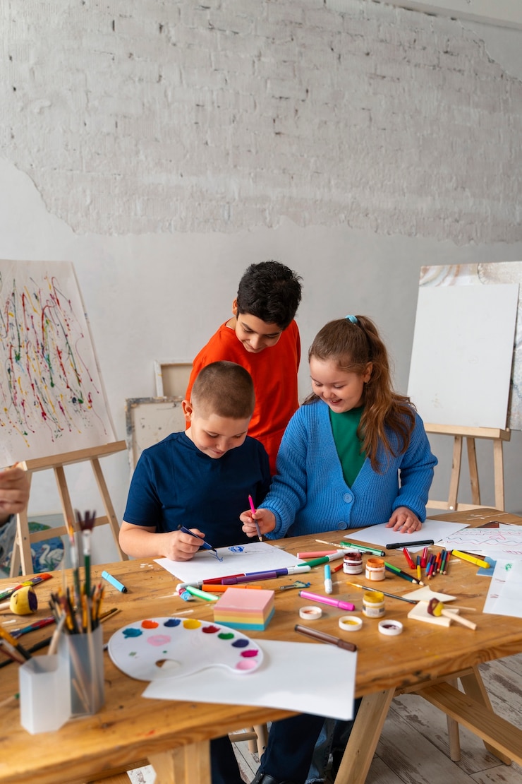 Foto gratuito niños de tiro completo pintando en la escuela