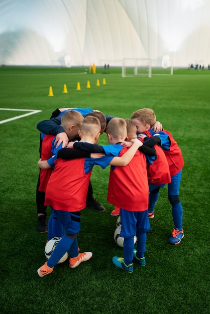 Niños de tiro completo reunidos en el campo