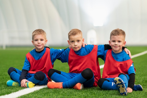 Niños de tiro completo sentados juntos