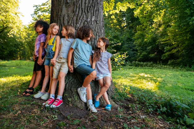 Niños de tiro completo tomados de la mano