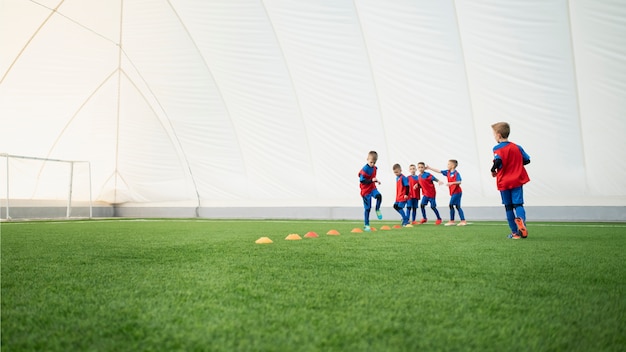 Niños de tiro largo corriendo en el campo