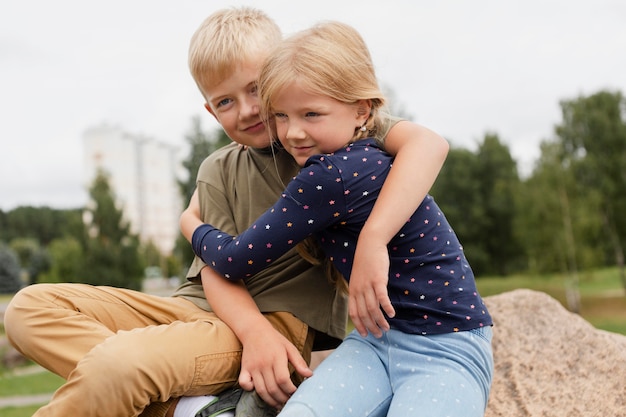 Niños de tiro medio abrazándose