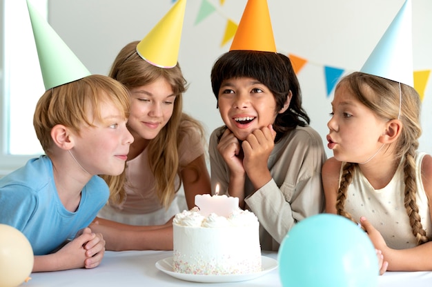 Niños de tiro medio celebrando