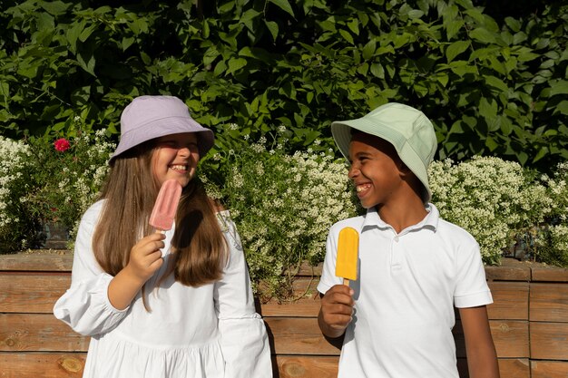 Foto gratuita niños de tiro medio comiendo helado