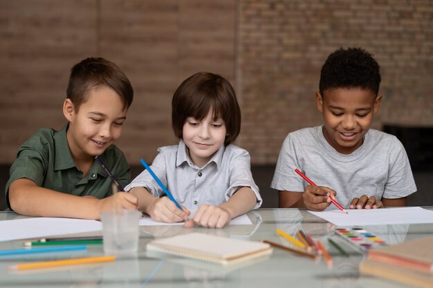 Niños de tiro medio dibujando juntos