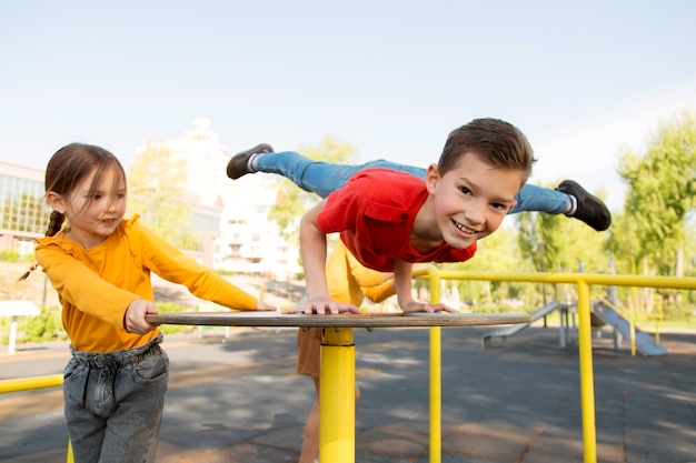 Niños de tiro medio divirtiéndose