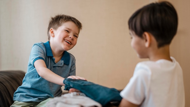 Niños de tiro medio empacando juntos