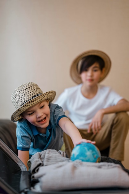 Niños de tiro medio con globo terráqueo