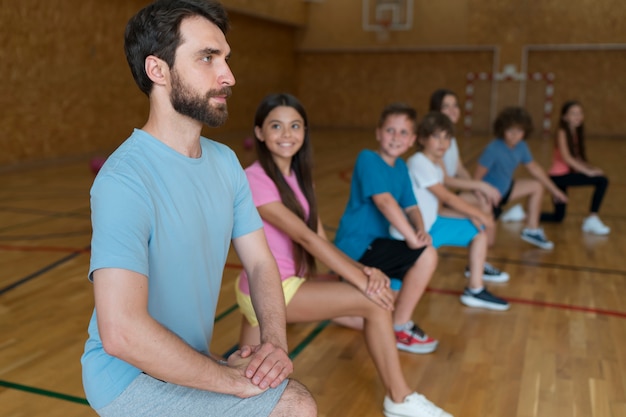 Niños de tiro medio haciendo deporte