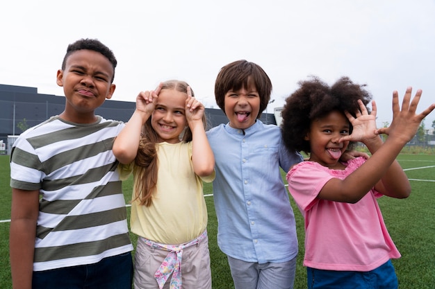 Niños de tiro medio haciendo muecas