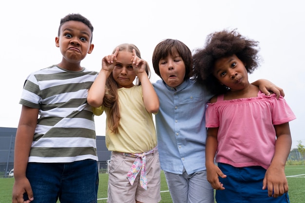 Niños de tiro medio haciendo muecas