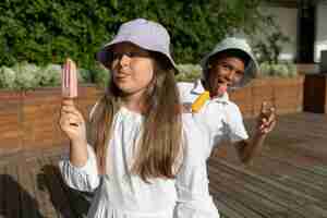 Foto gratuita niños de tiro medio con helado