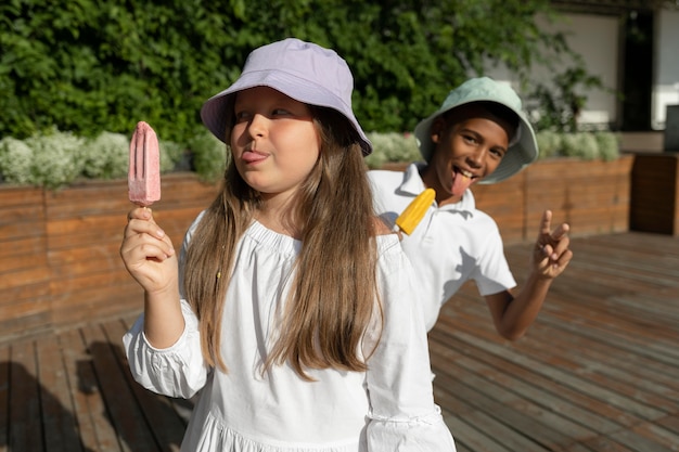 Niños de tiro medio con helado