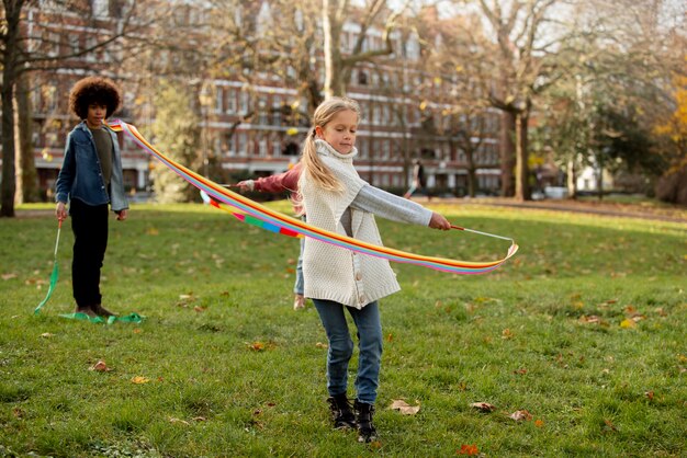 Niños de tiro medio jugando al aire libre