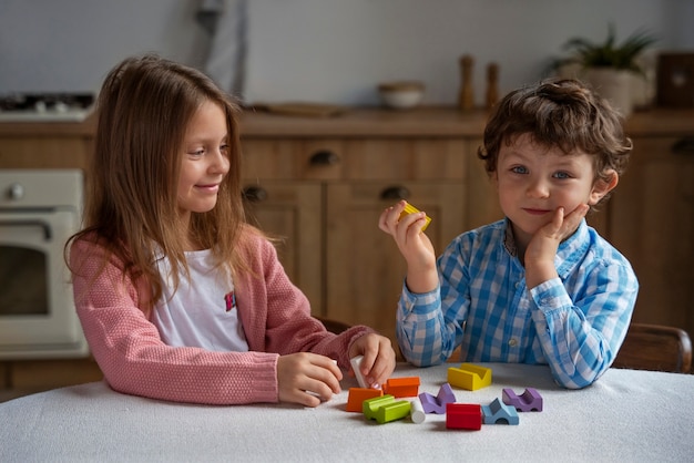 Niños de tiro medio jugando al juego de memoria