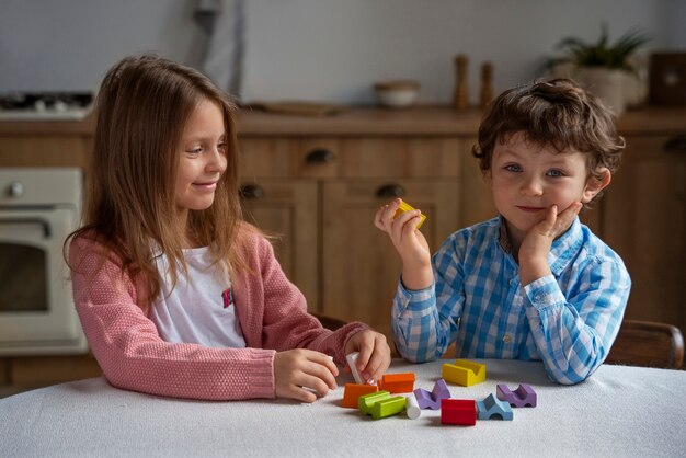 Niños de tiro medio jugando al juego de memoria