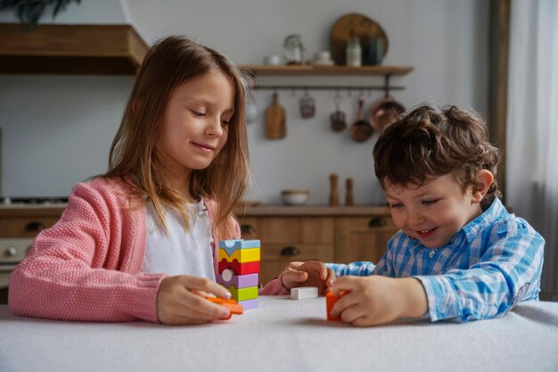 Niños de tiro medio jugando al juego de memoria