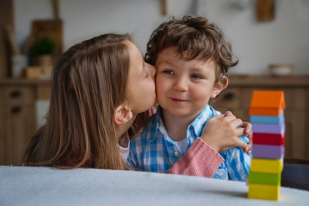 Foto gratuita niños de tiro medio jugando al juego de memoria