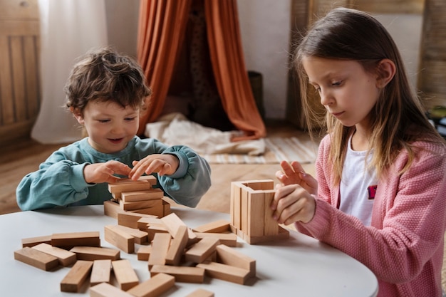 Niños de tiro medio jugando al juego de memoria